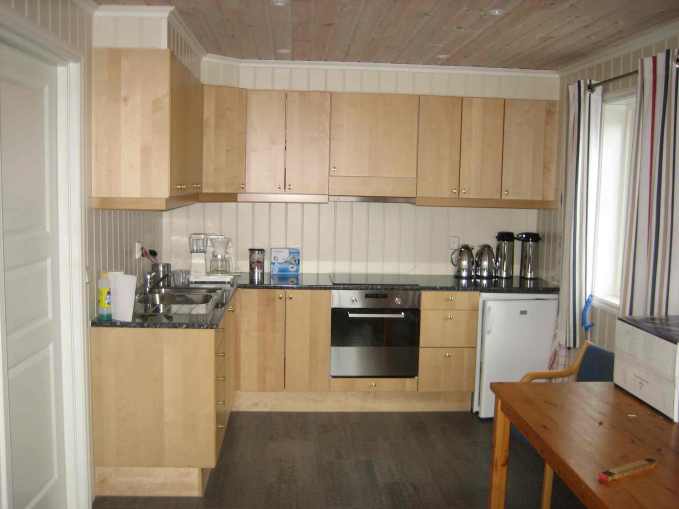 Her alle hjelpemidler som komfyr, oppvasknaskin, kjøleskap, fryseboks og kaffetrakter.