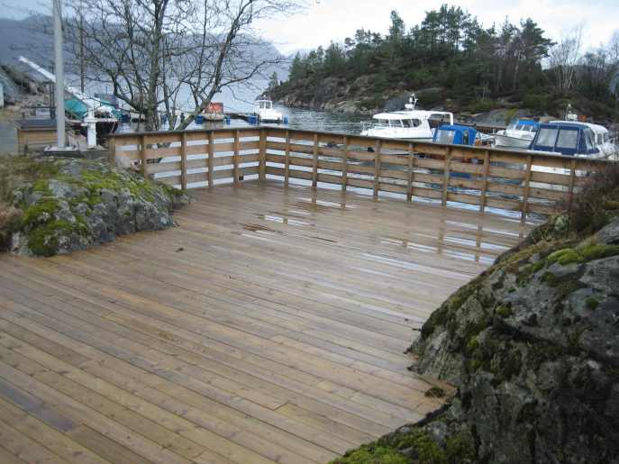 Stor terrasse med utsikt over båthavna