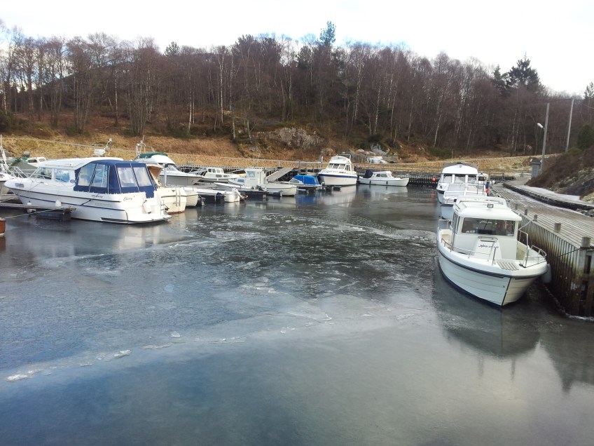 Nå har isen ligget i båthavna i mange uker, og gjort det umulig å komme ut med båtene i det fine været