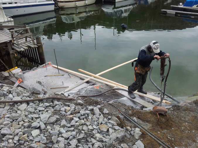 Olemann i full gang med boring av fester til ny landgang.