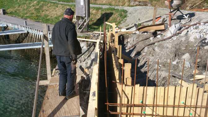 Einar inspiserer forskalingen før støyping