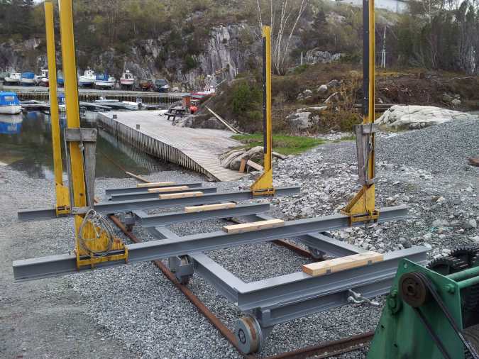 Etter iherdig dugnadsarbeid er den nye slippvogna på plass. Nå er vi er klar til å slippe båter opp til 40 fot.    (Foto: Karl J. Risvold)